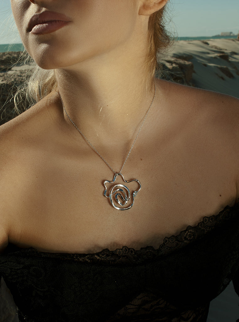 Collar de plata en espiral con piedra en tono azul