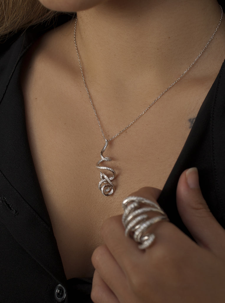 collier de argent enchevêtré avec zircons