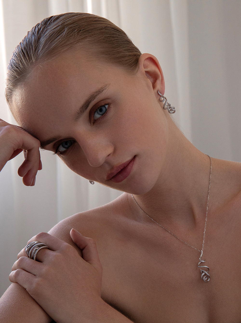 collier de argent enchevêtré avec zircons