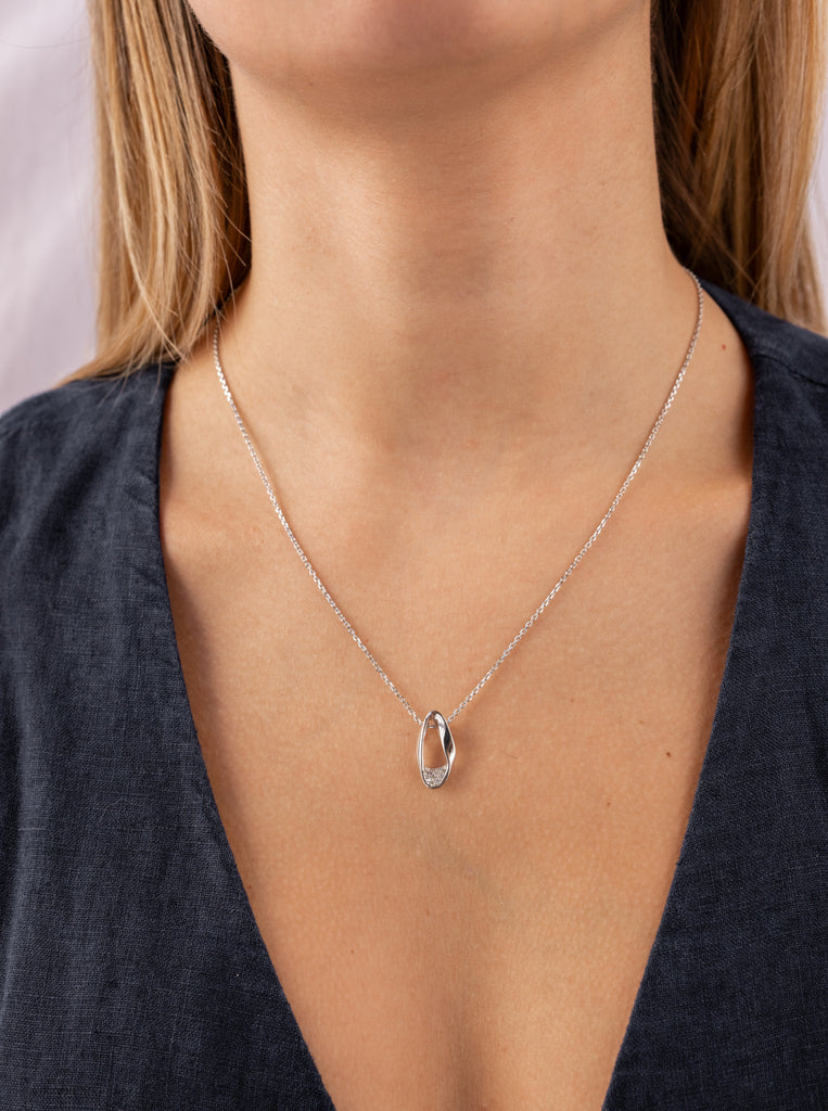 collier de argent structure rigide avec zircons