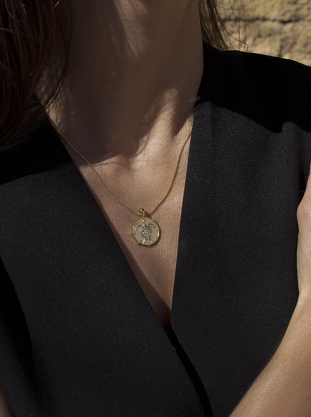 Collar medalla de plata bañada en oro diseño tortuga