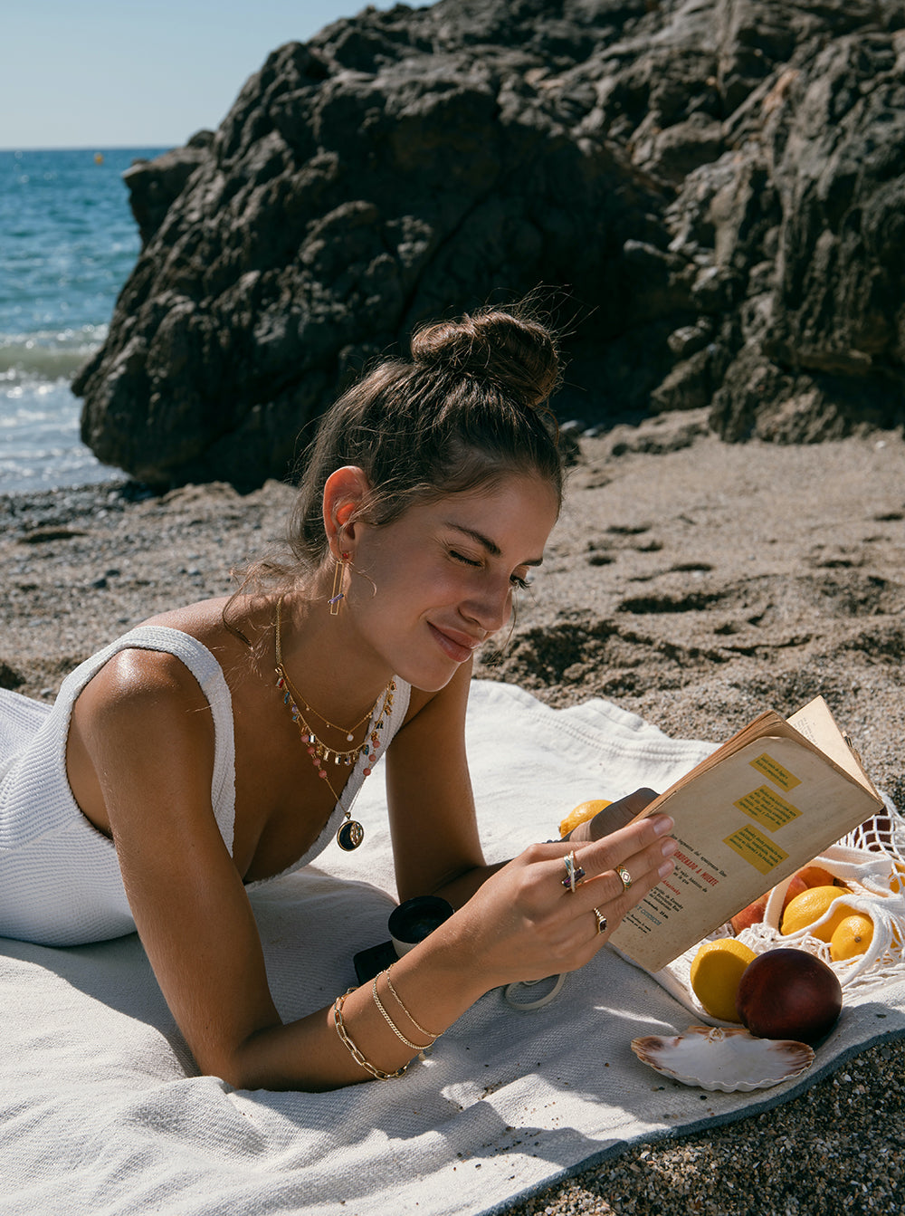 Collar medalla de plata con motivo de noche de brillantes piedras semipreciosas y esmalte
