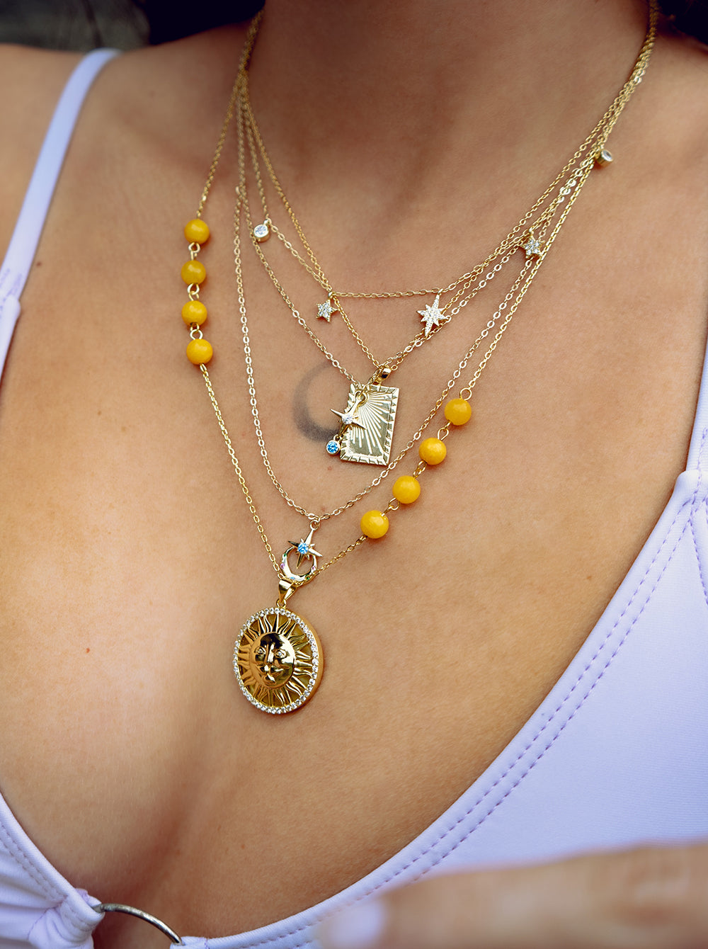 Collar medalla de plata con motivo de sol de plata lisa piedras semipreciosas y esmalte naranja