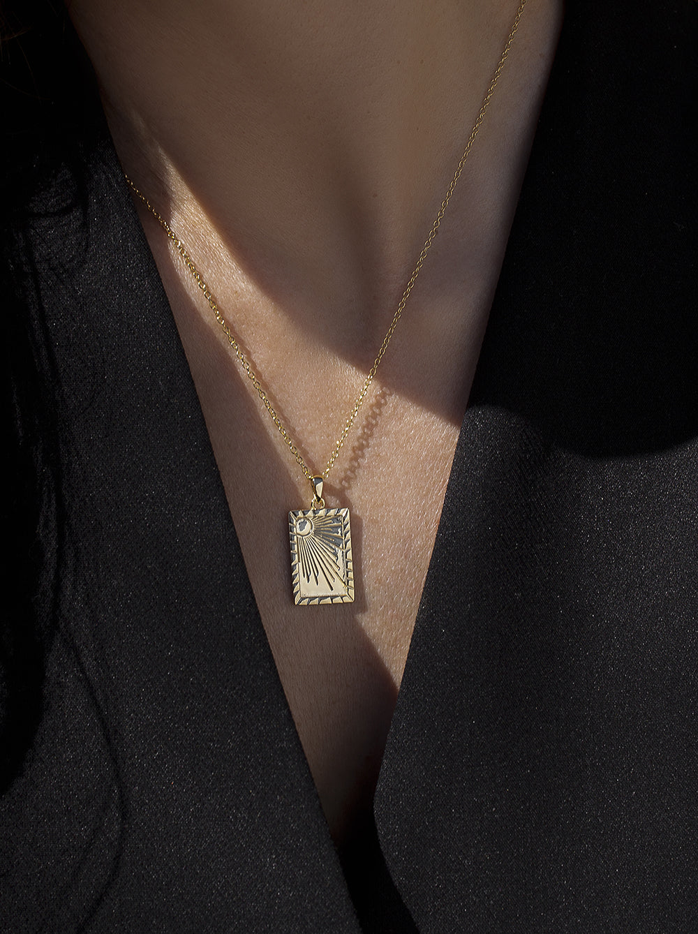 Collar medalla de plata diseño rectangular con motivo solar