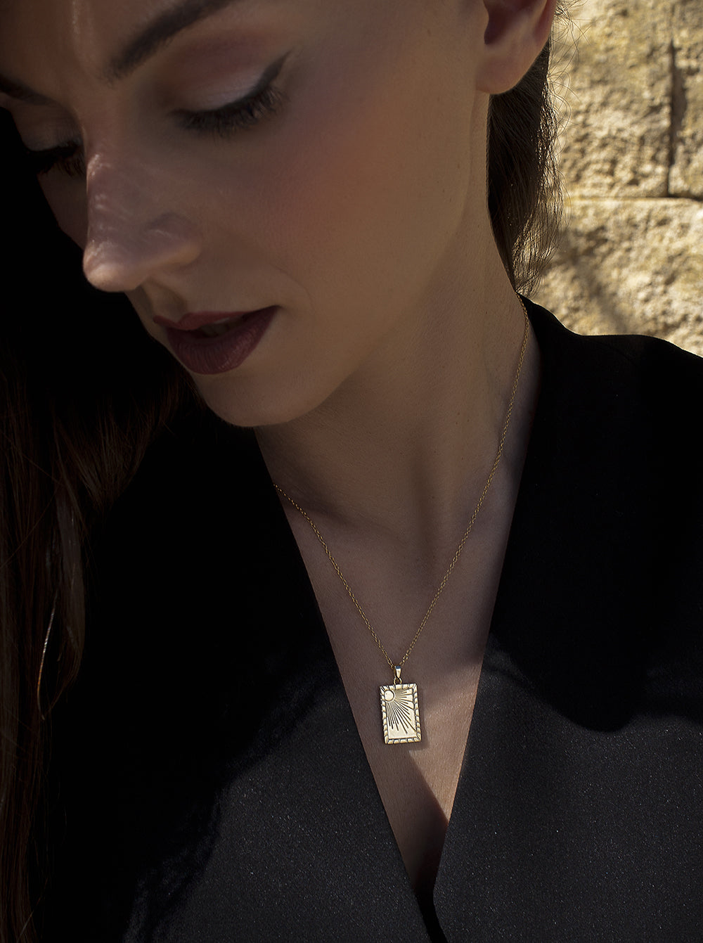 Collar medalla de plata diseño rectangular con motivo solar