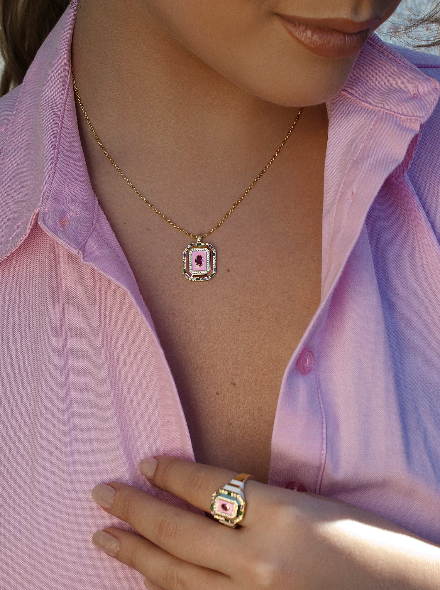 Collar medalla diseño octagonal con gemas y esmalte