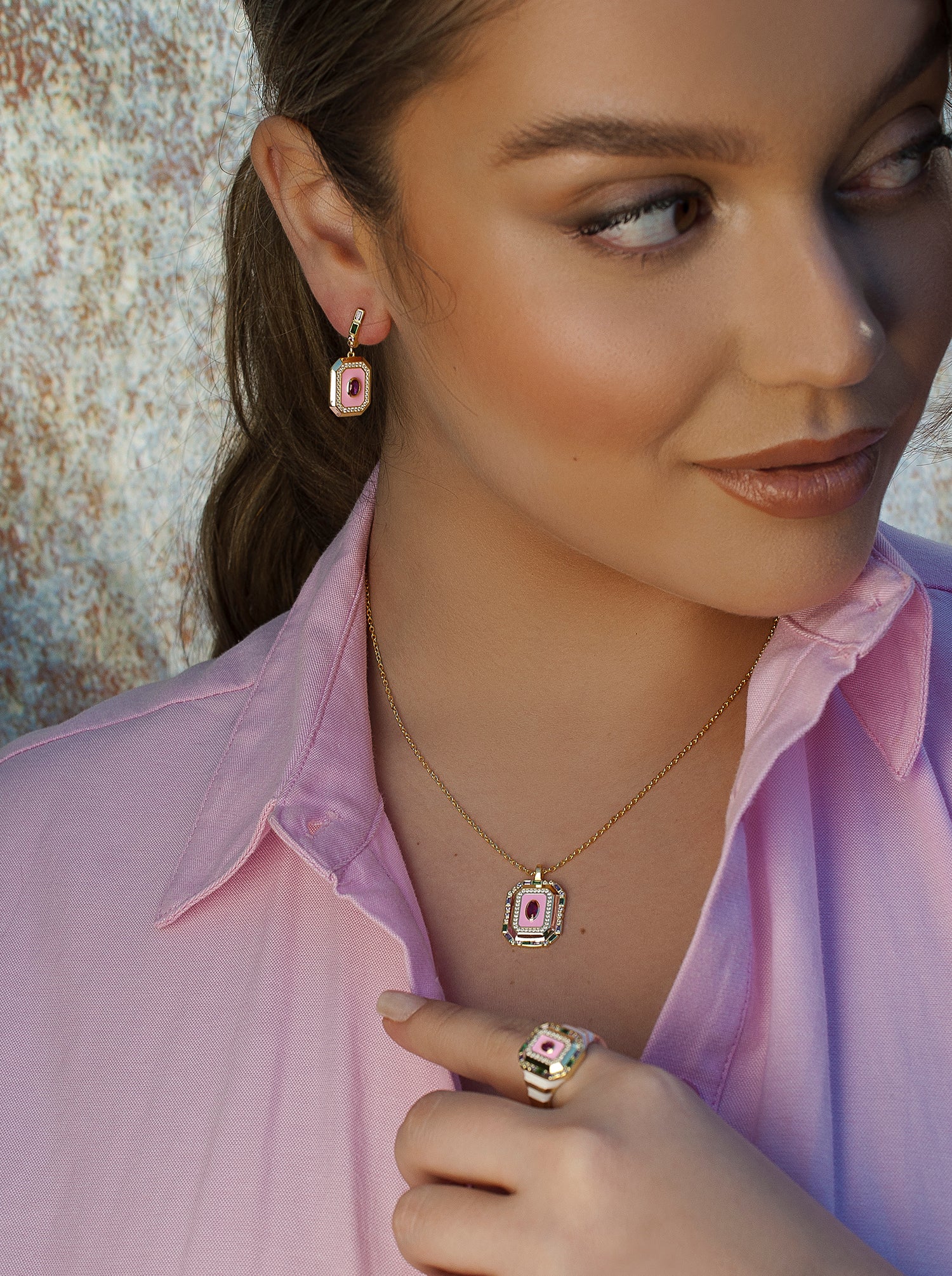 Collar medalla diseño octagonal con gemas y esmalte