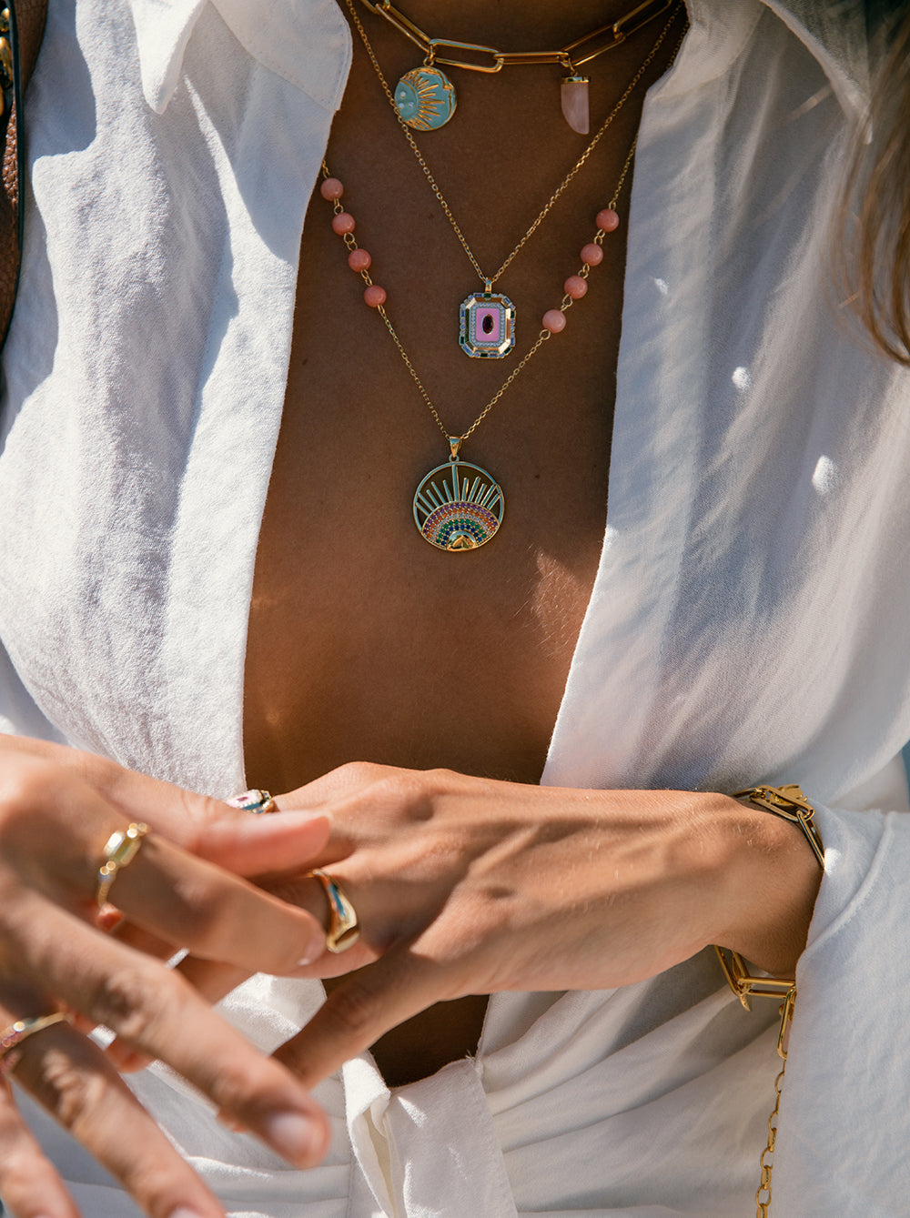 Collar medalla diseño octagonal con gemas y esmalte