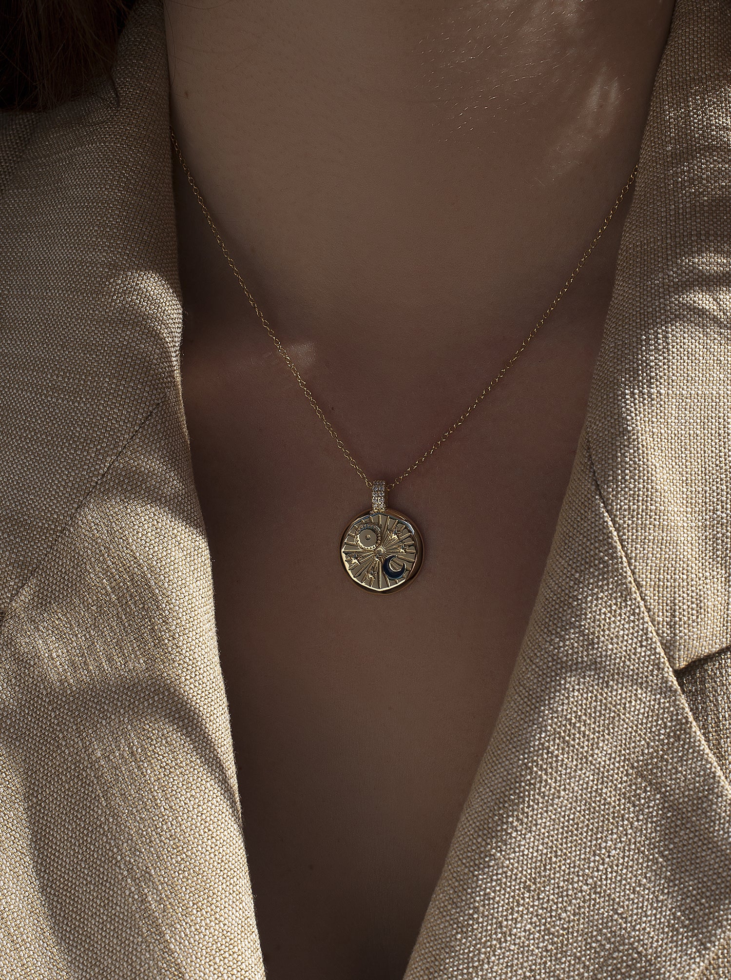 Collar medalla diseño universo con detalle de circonitas