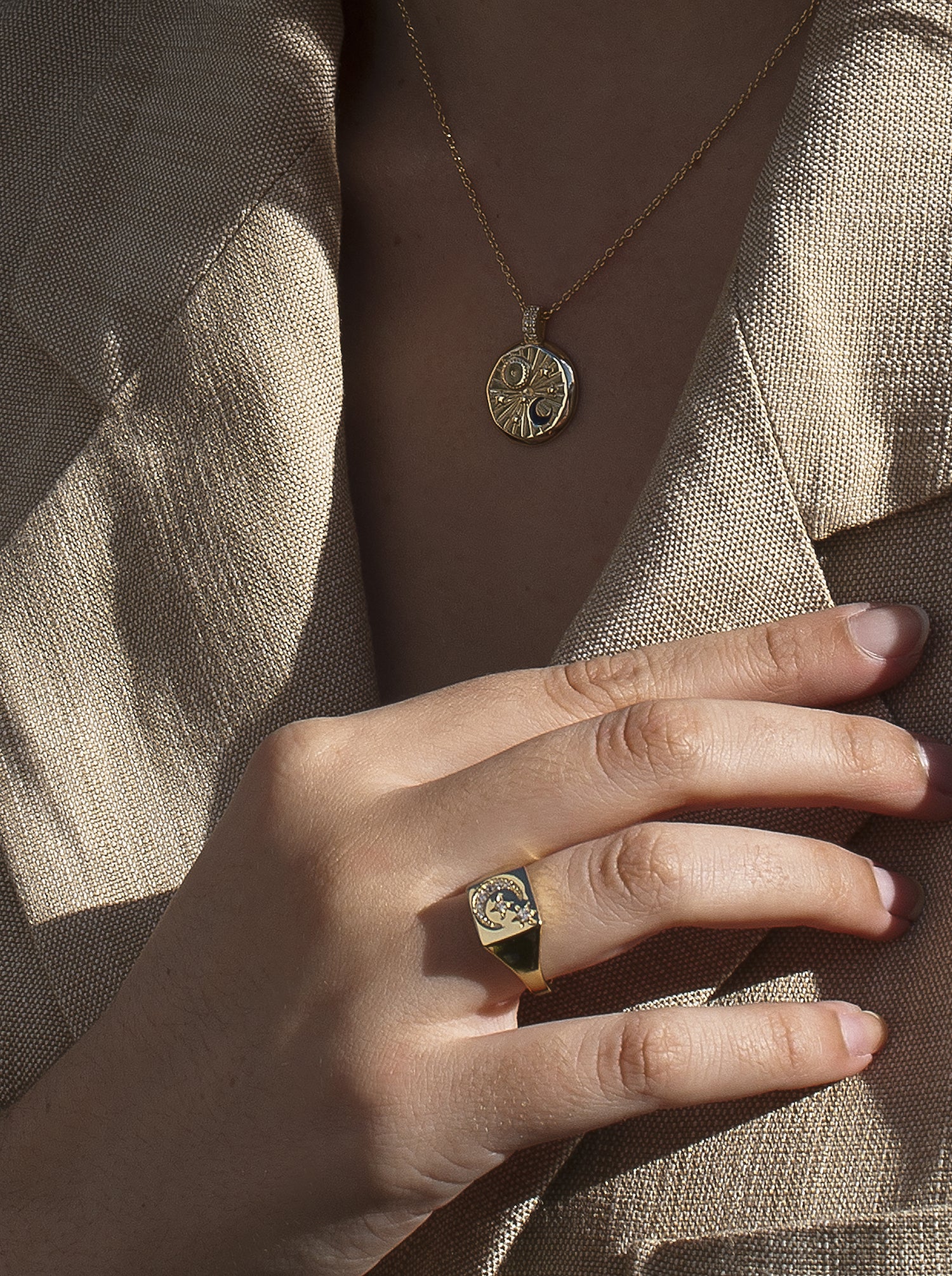 Collar medalla diseño universo con detalle de circonitas