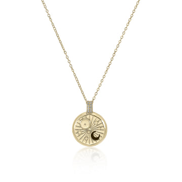 Collar medalla diseño universo con detalle de circonitas
