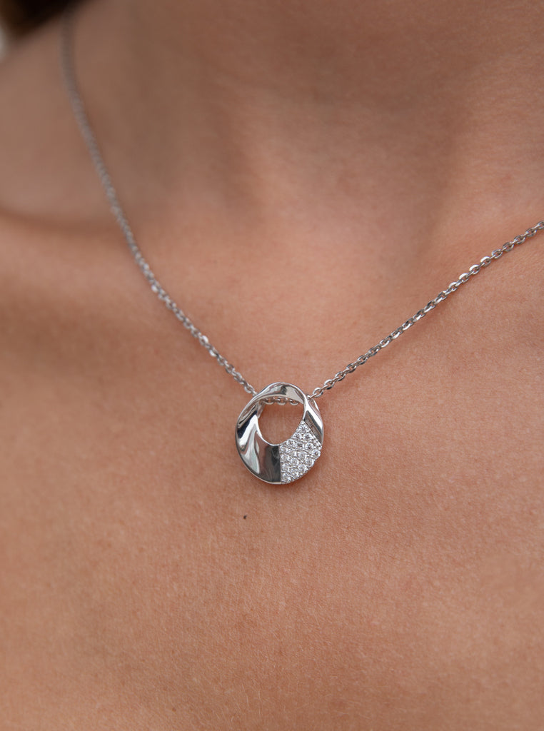 Collar pequeño de plata con circonitas circular