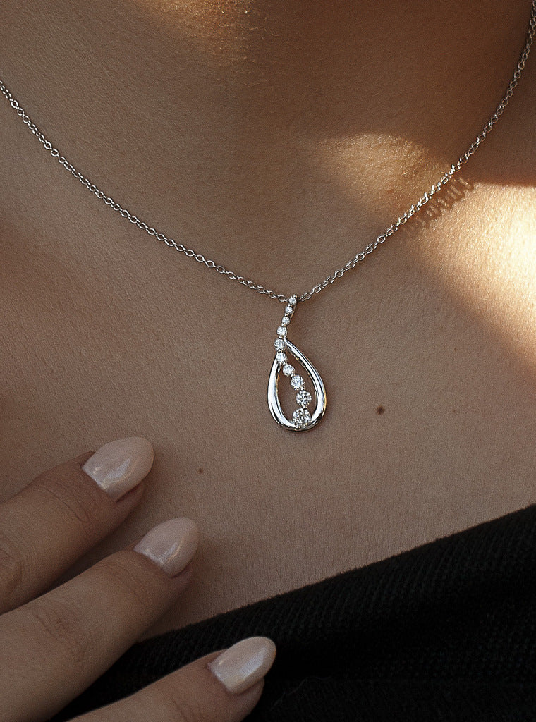 Collar pequeño de plata con circonitas diseño lineal