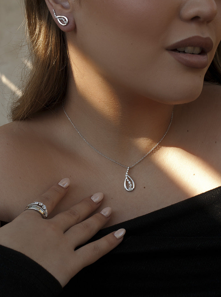 Collar pequeño de plata con circonitas diseño lineal