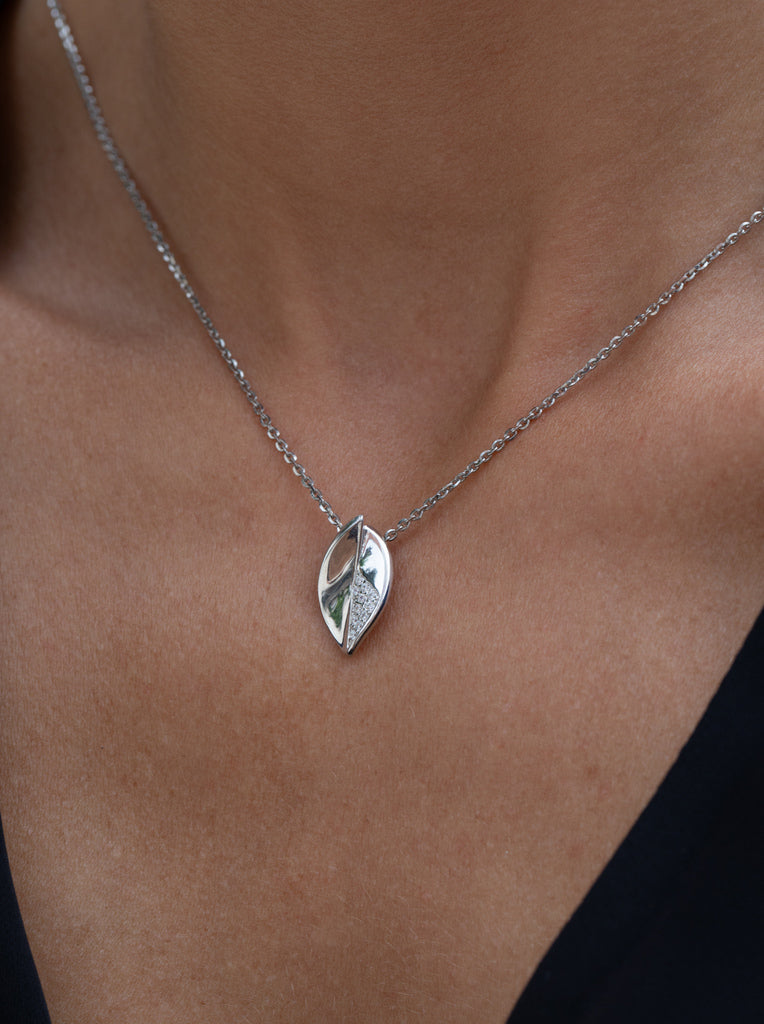 collier petit de argent avec zircons forme de feuille