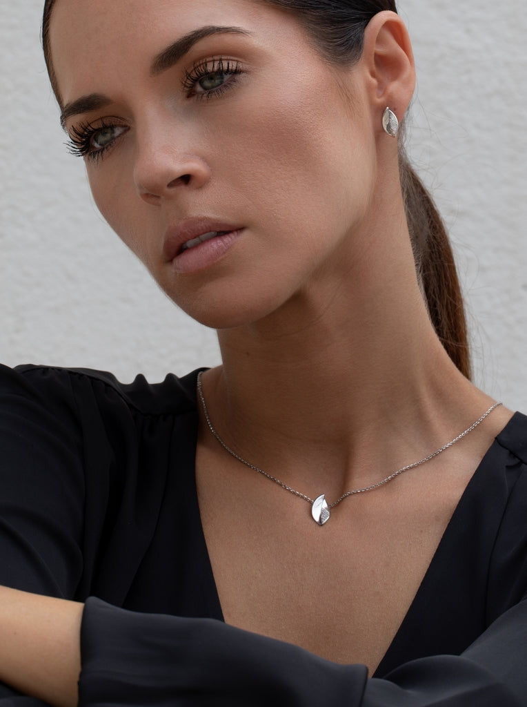 Collar pequeño de plata con circonitas forma hoja