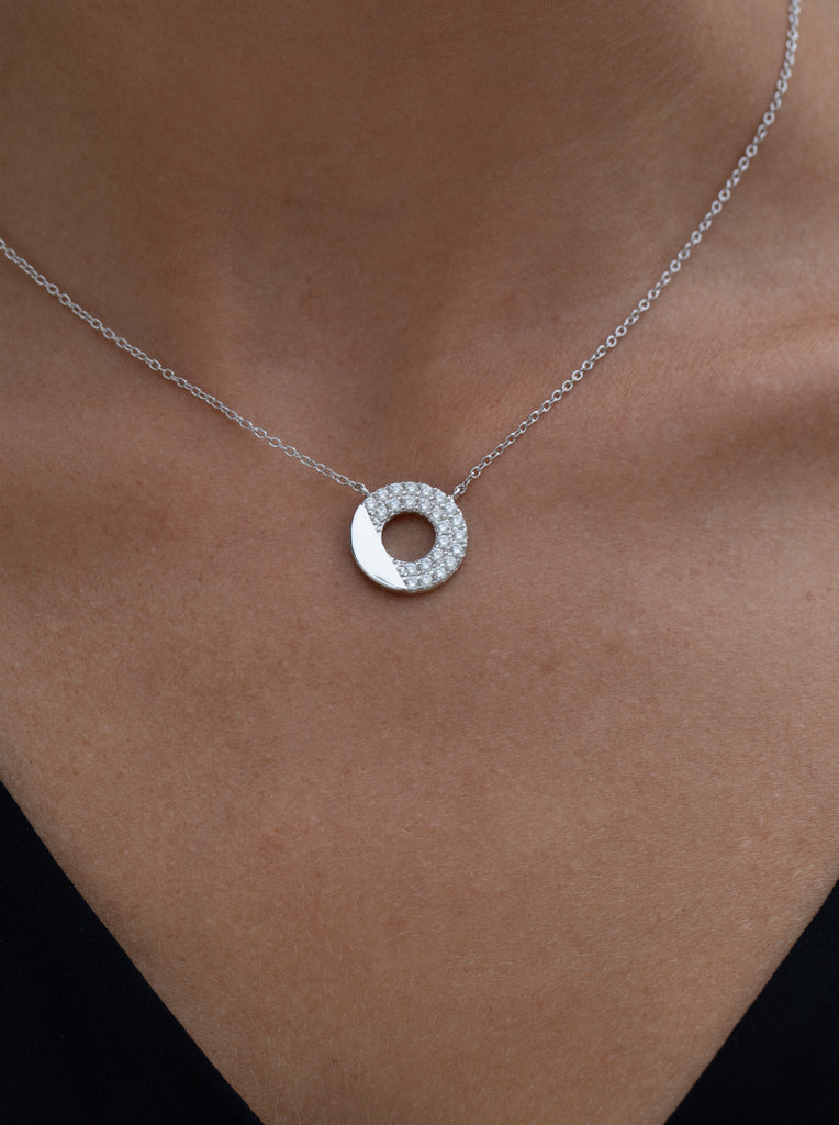 Collar pequeño tipo donut con circonitas