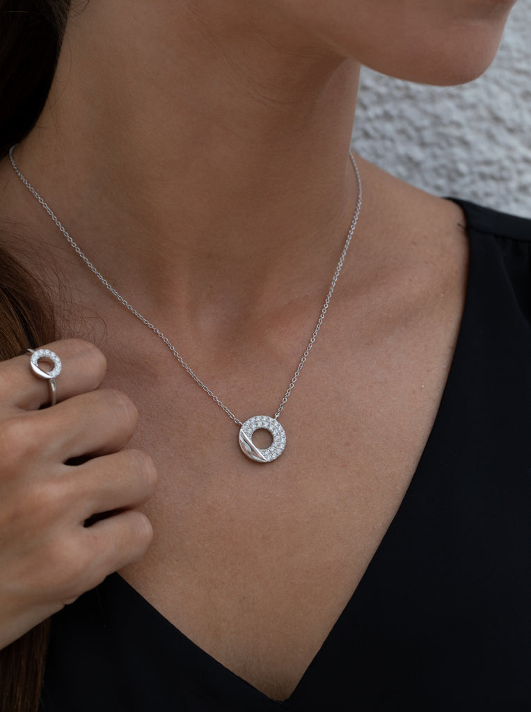 Collar pequeño tipo donut con circonitas