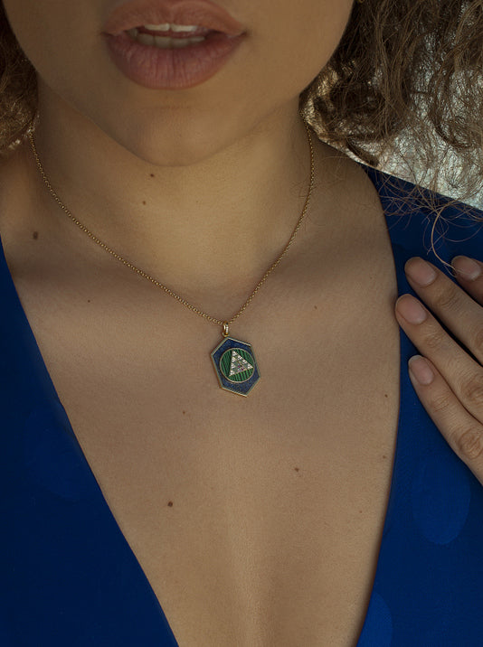 Collares con colgantes formados por lapislazuli malaquita y circonita