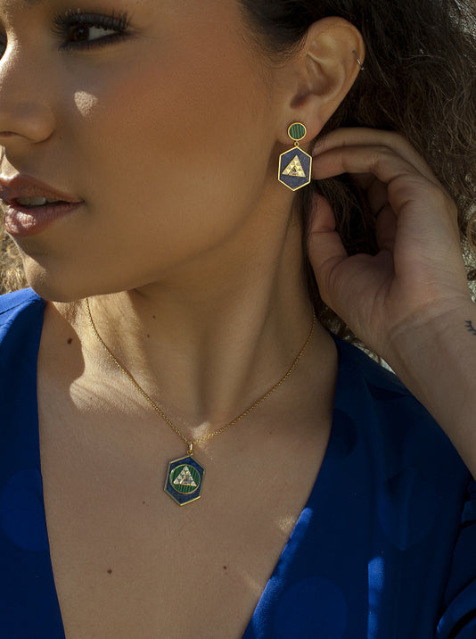 Collares con colgantes formados por lapislazuli malaquita y circonita
