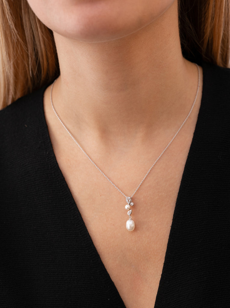 colliers avec perle de argent style elegante avec zircons