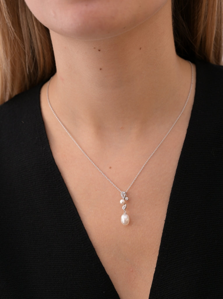 colliers avec perle de argent style elegante avec zircons