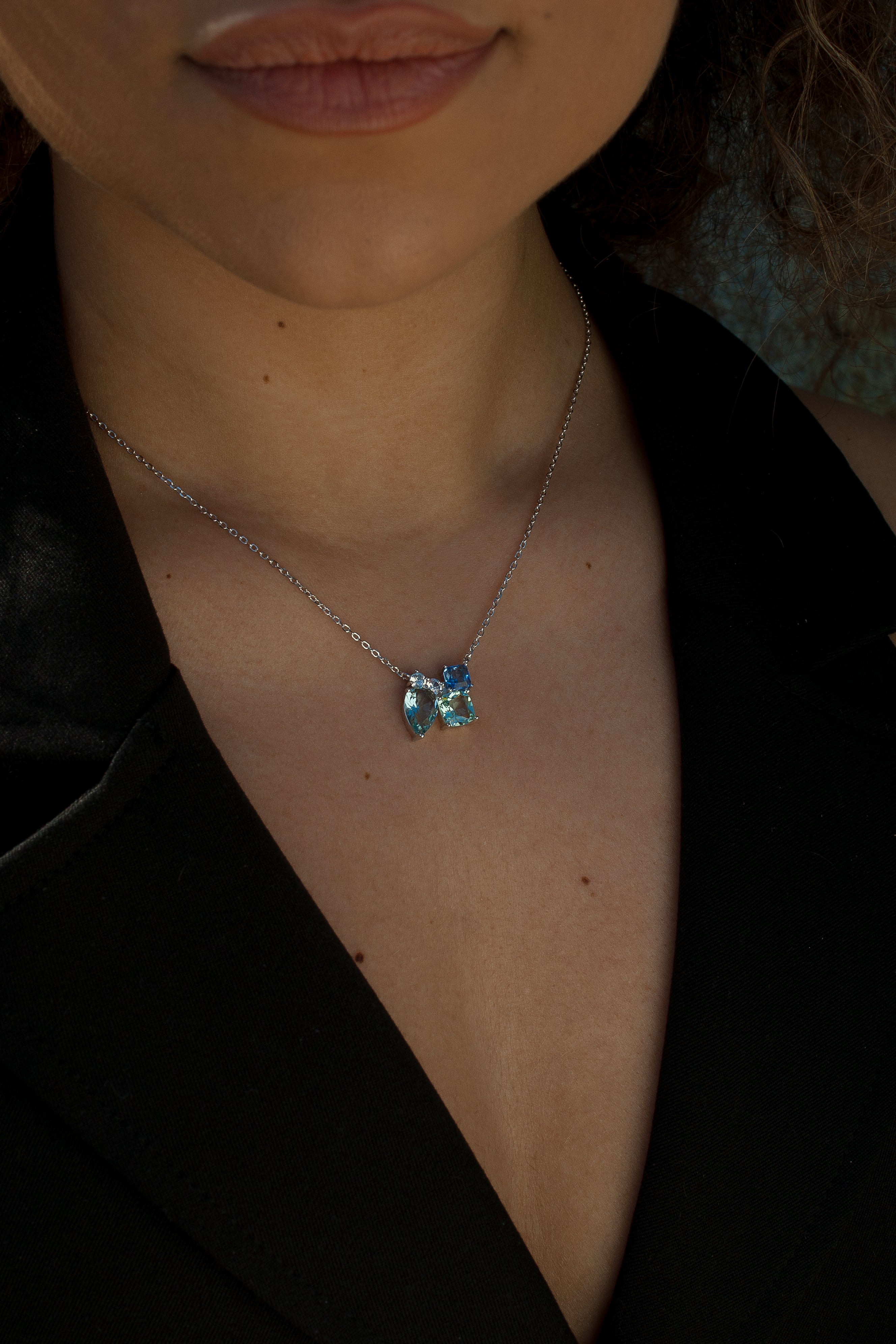 Collares con piedras de diferentes tallas en tonos cristalinos