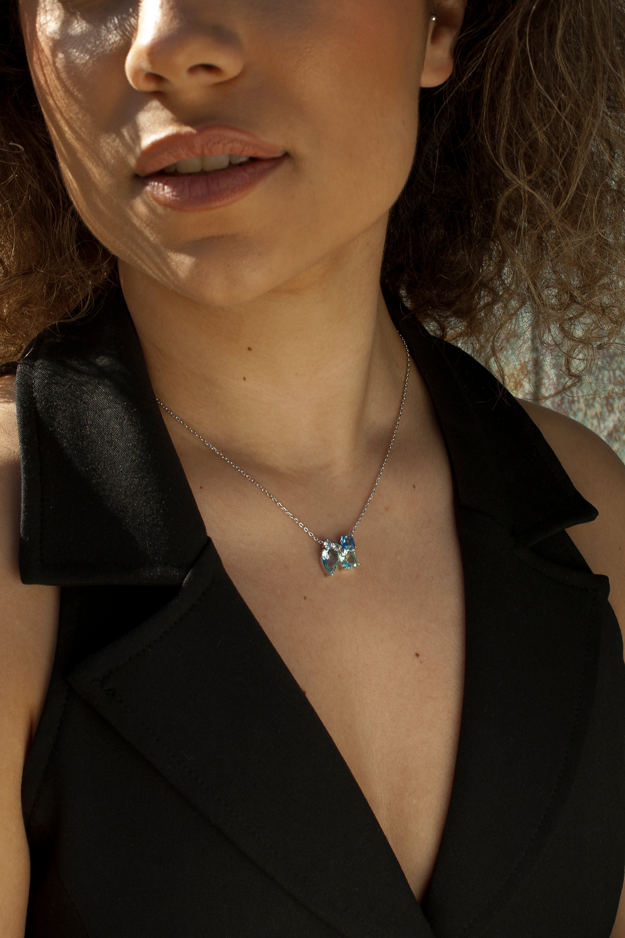 Collares con piedras de diferentes tallas en tonos cristalinos