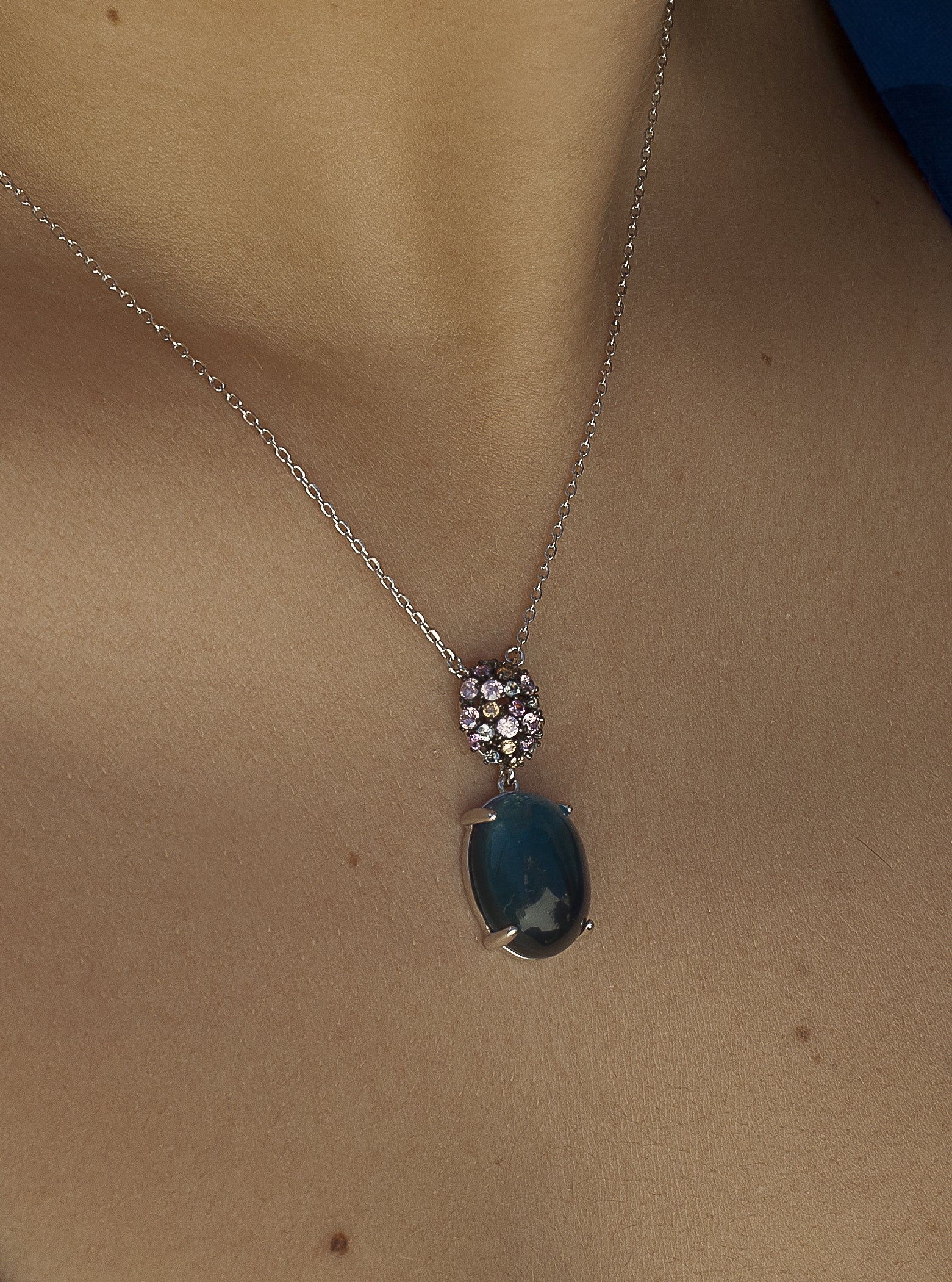 Collares con piedras en tono navyblue y circonitas de colores-LINEARGENT