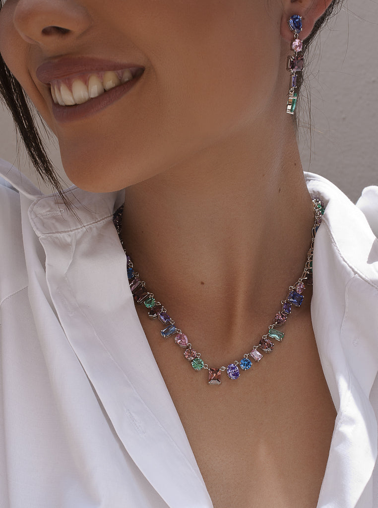 Collares con piedras multicolor diseño geométrico.