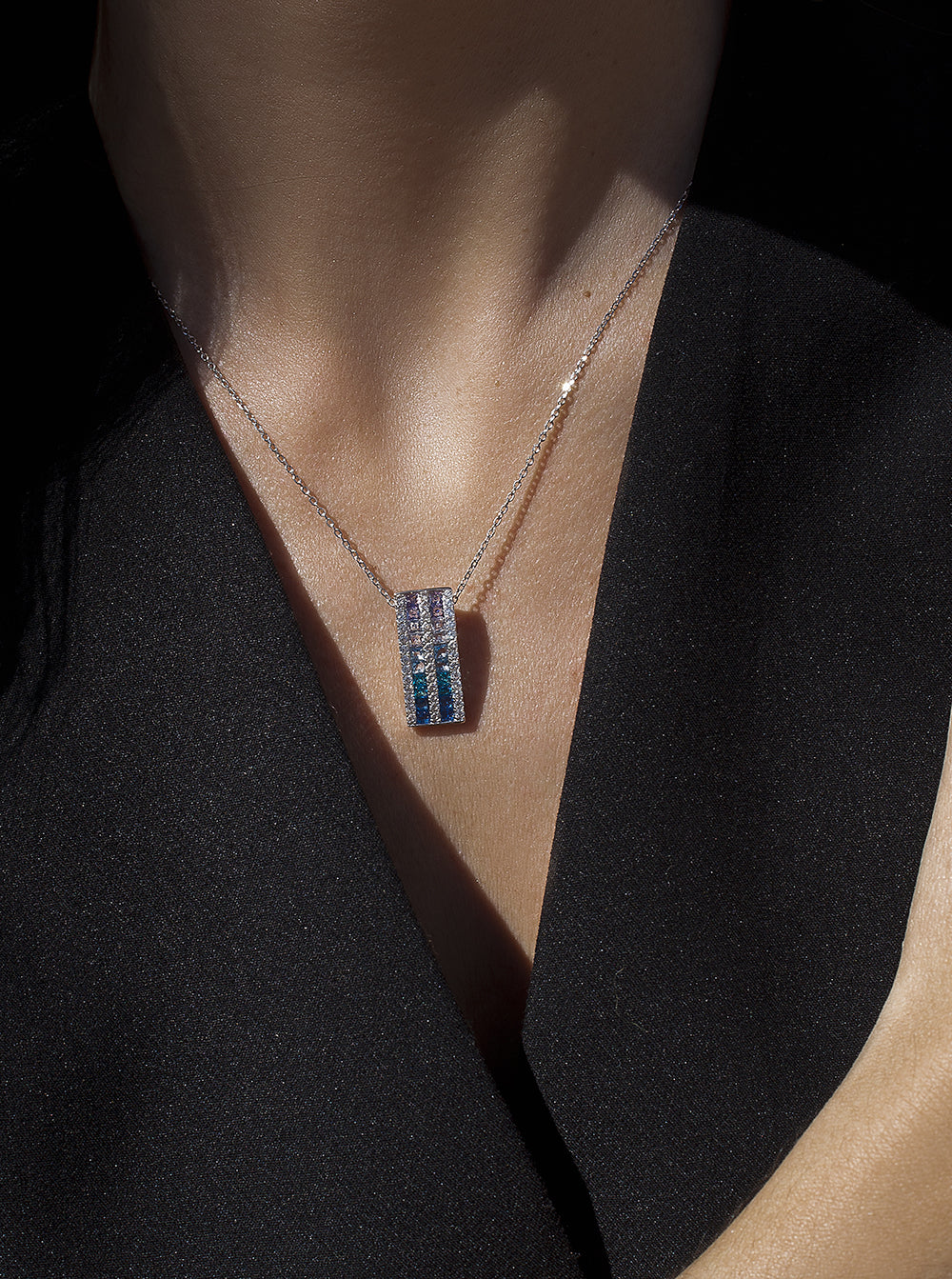 Collares con piedras tonos azules y circonitas