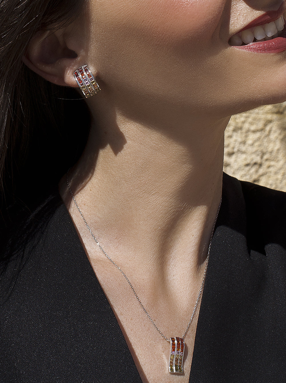 Collares con piedras triple raíl tonos cálidos