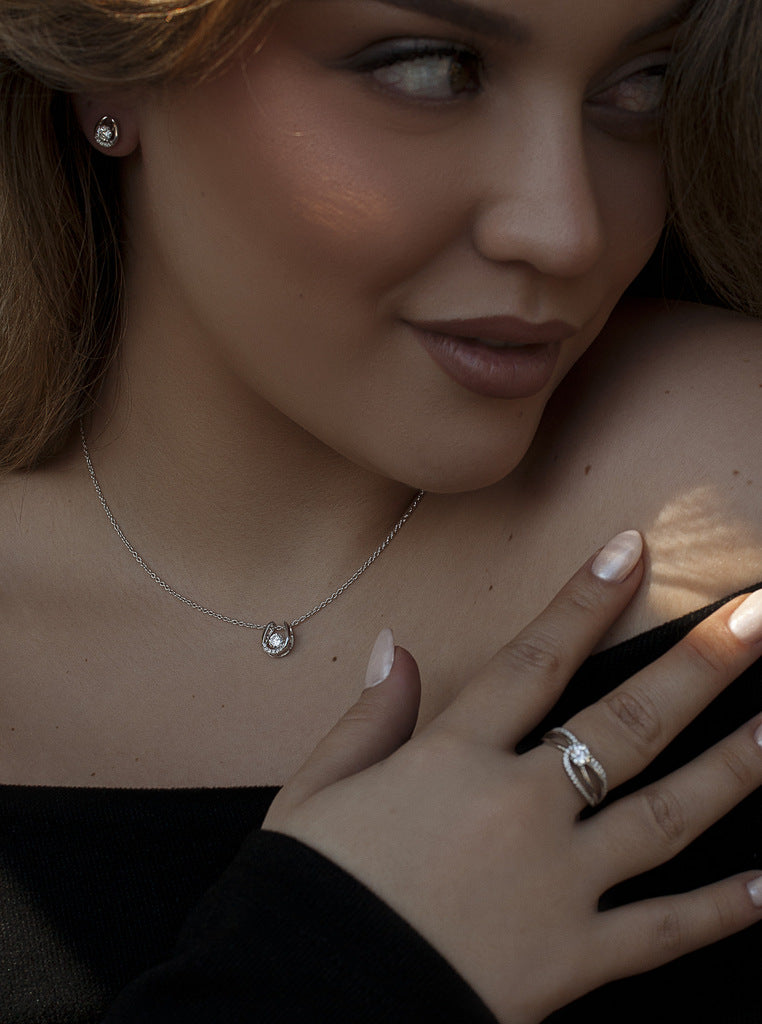 Collares pequeño de plata con circonita central y mini piedras