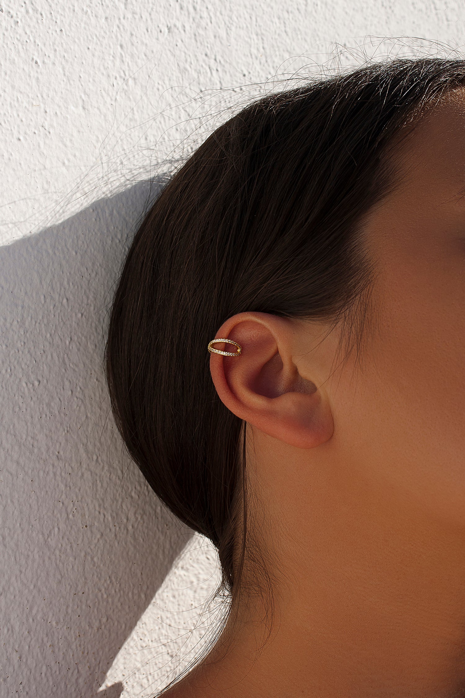 Ear cuff de plata bañada en oro diseño cruzado de circonitas-LINEARGENT