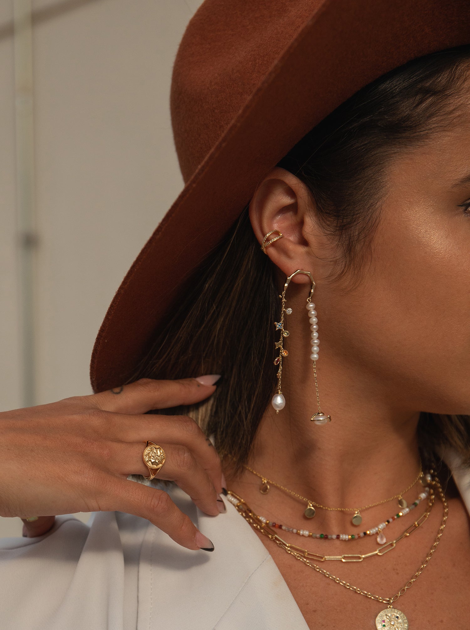 Ear cuff de plata bañada en oro diseño cruzado de circonitas-LINEARGENT