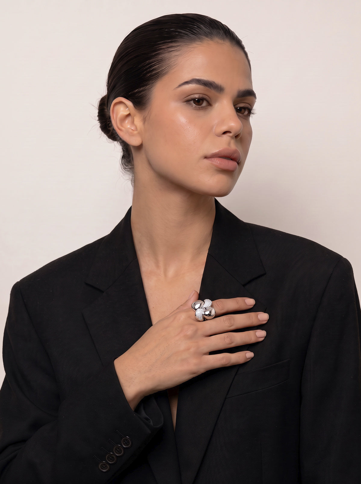 Anillo de plata ancho con diseño orgánico y circonitas