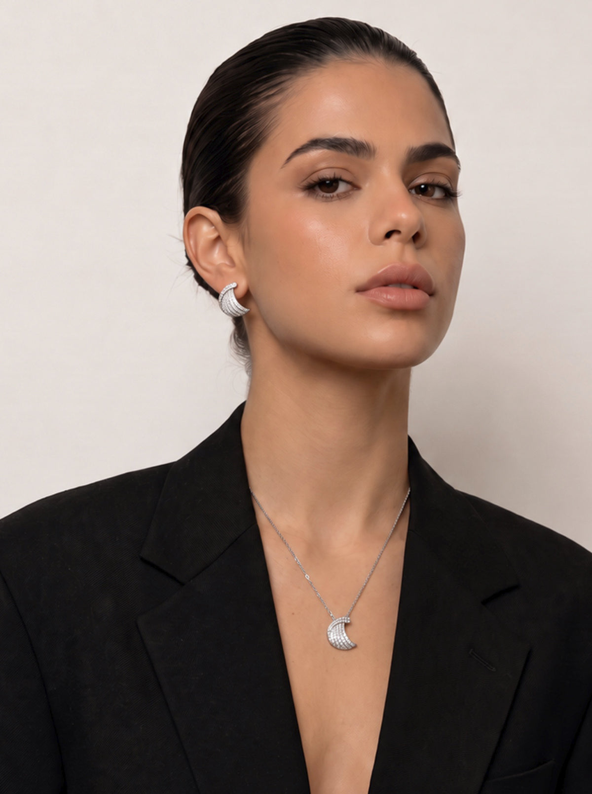 Silver necklace with cubic zirconia, curved design