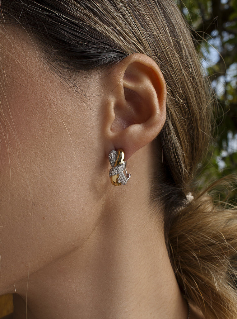 Pendiente bicolor enlazados con nudo y circonitas