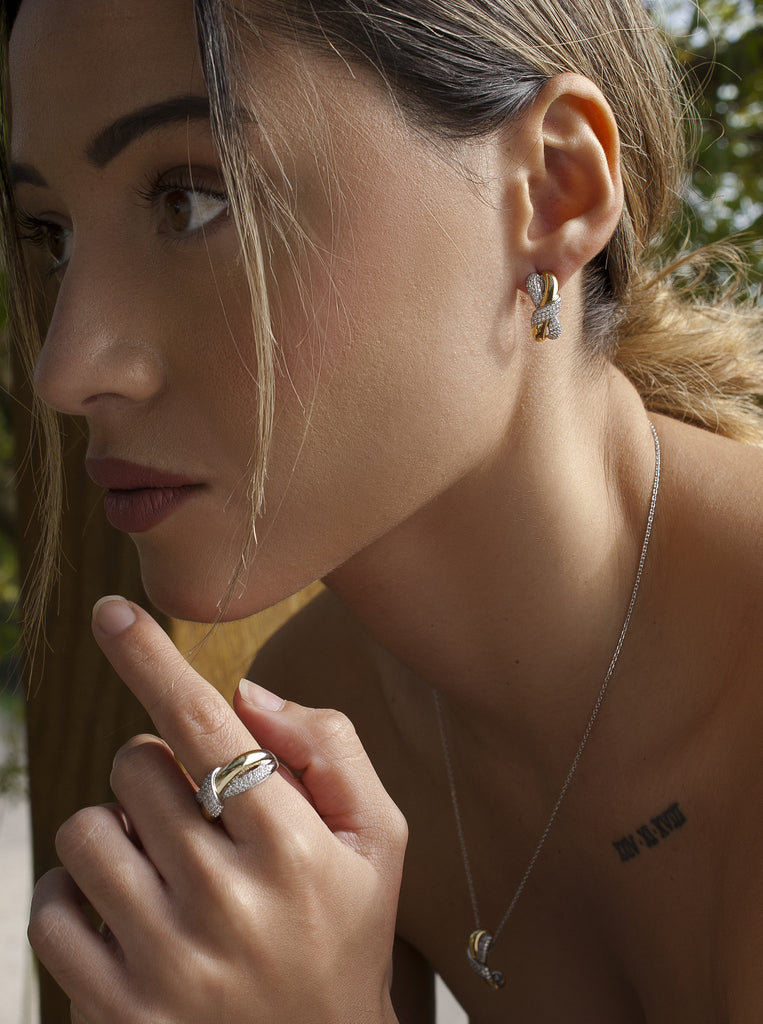 Pendiente bicolor enlazados con nudo y circonitas