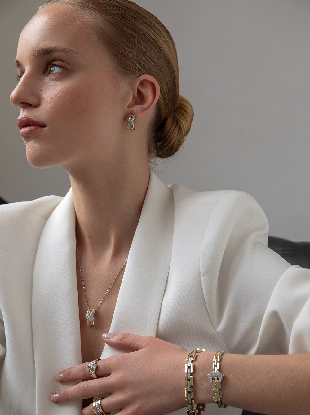 Pendiente bicolor enlazados con nudo y circonitas