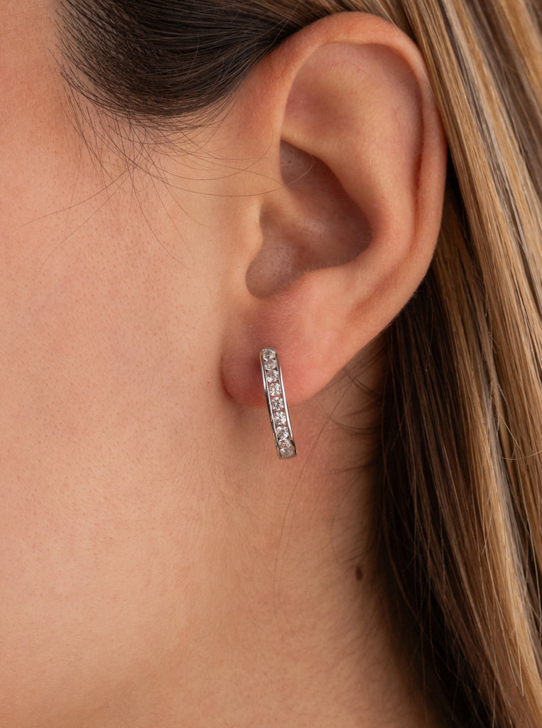 Pendiente de aro de plata con tira de circonitas central-LINEARGENT