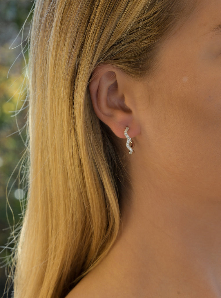 Pendiente de aro irregular con circonita en el contorno