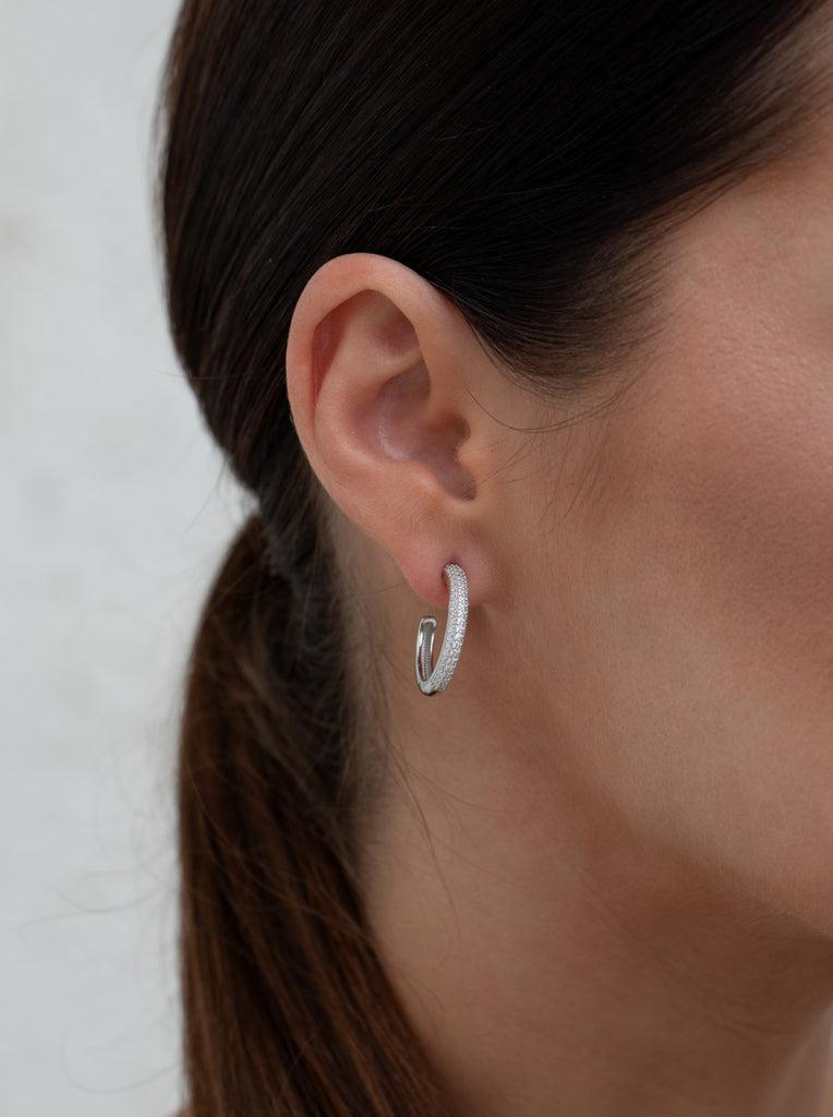 Boucles d'oreilles créole zircons modèle moyen blanc