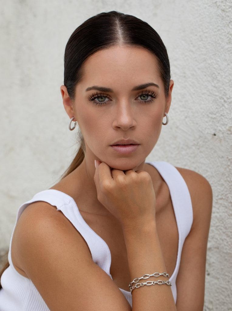 Boucles d'oreilles créole zircons modèle moyen blanc