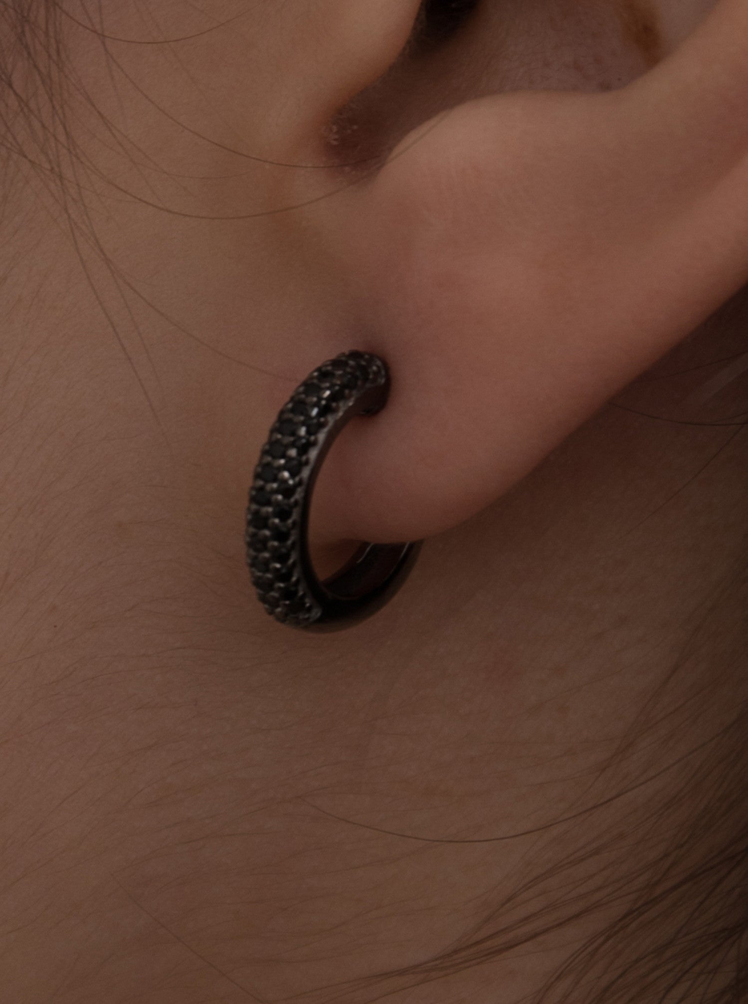 Boucles d'oreilles créole avec zircons petit modèle noir