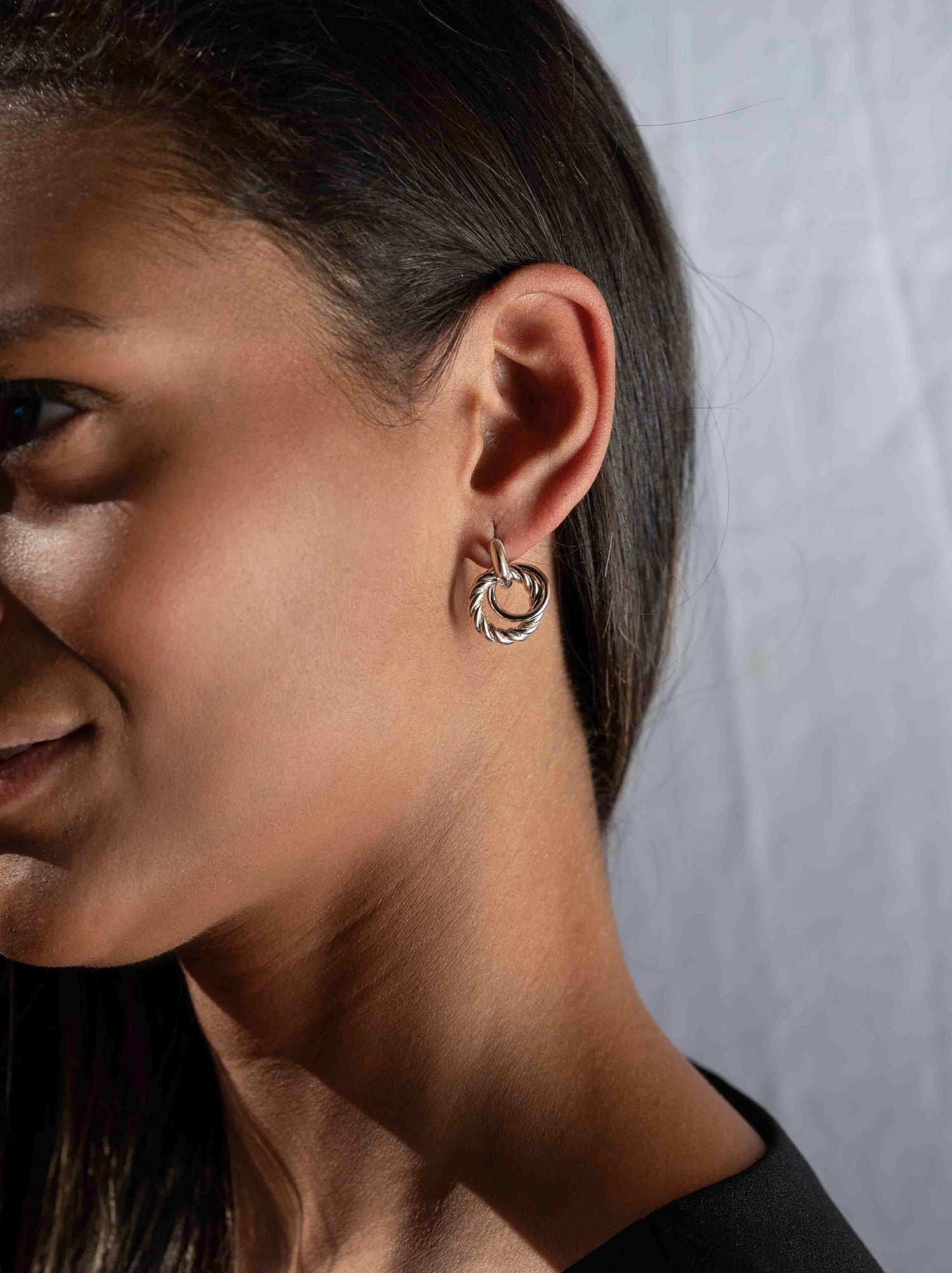 Boucles d'oreilles créole de design tresse elegante et intemporelle