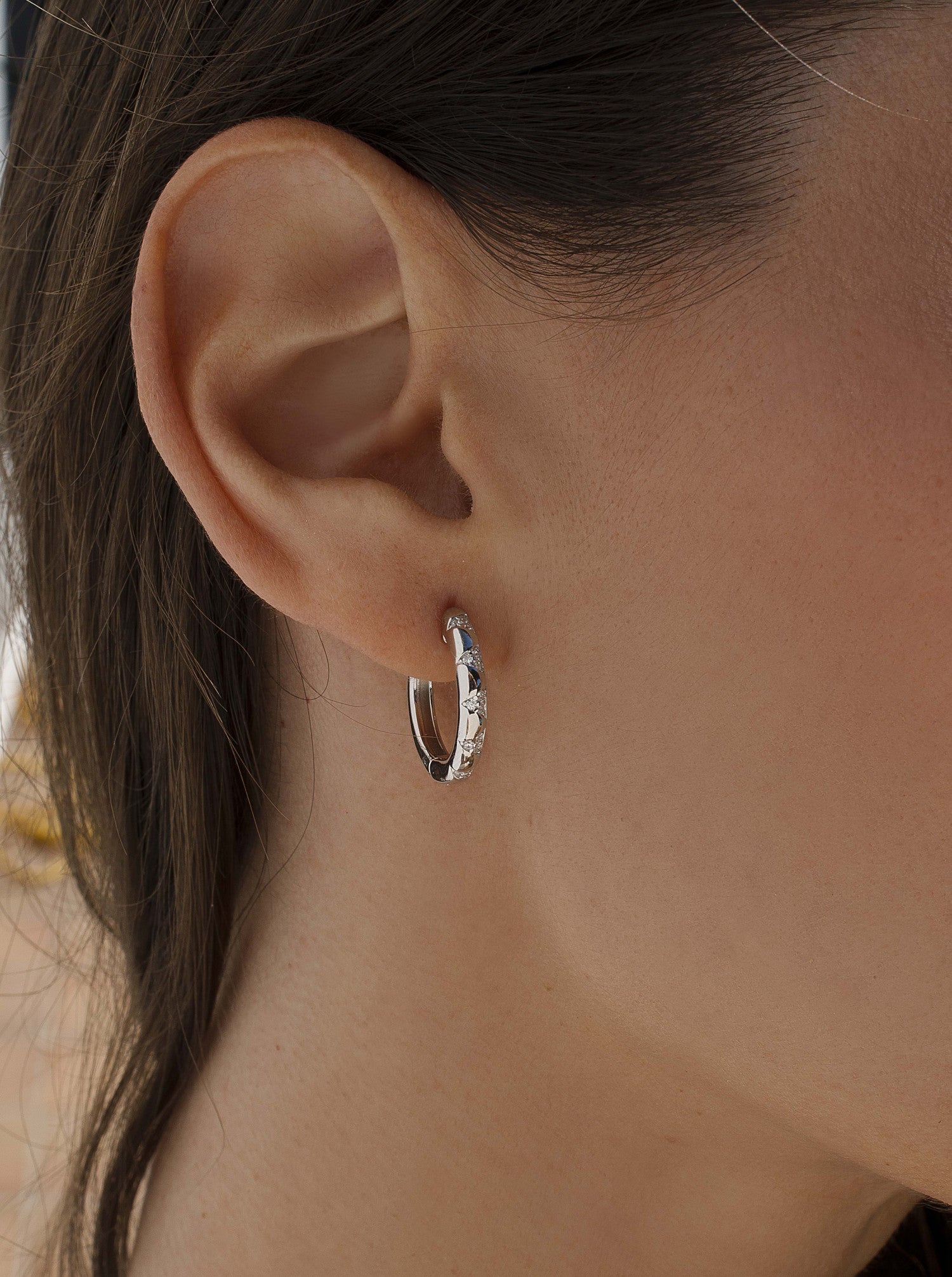 Pendientes aro de plata con diseño triangular con circonitas