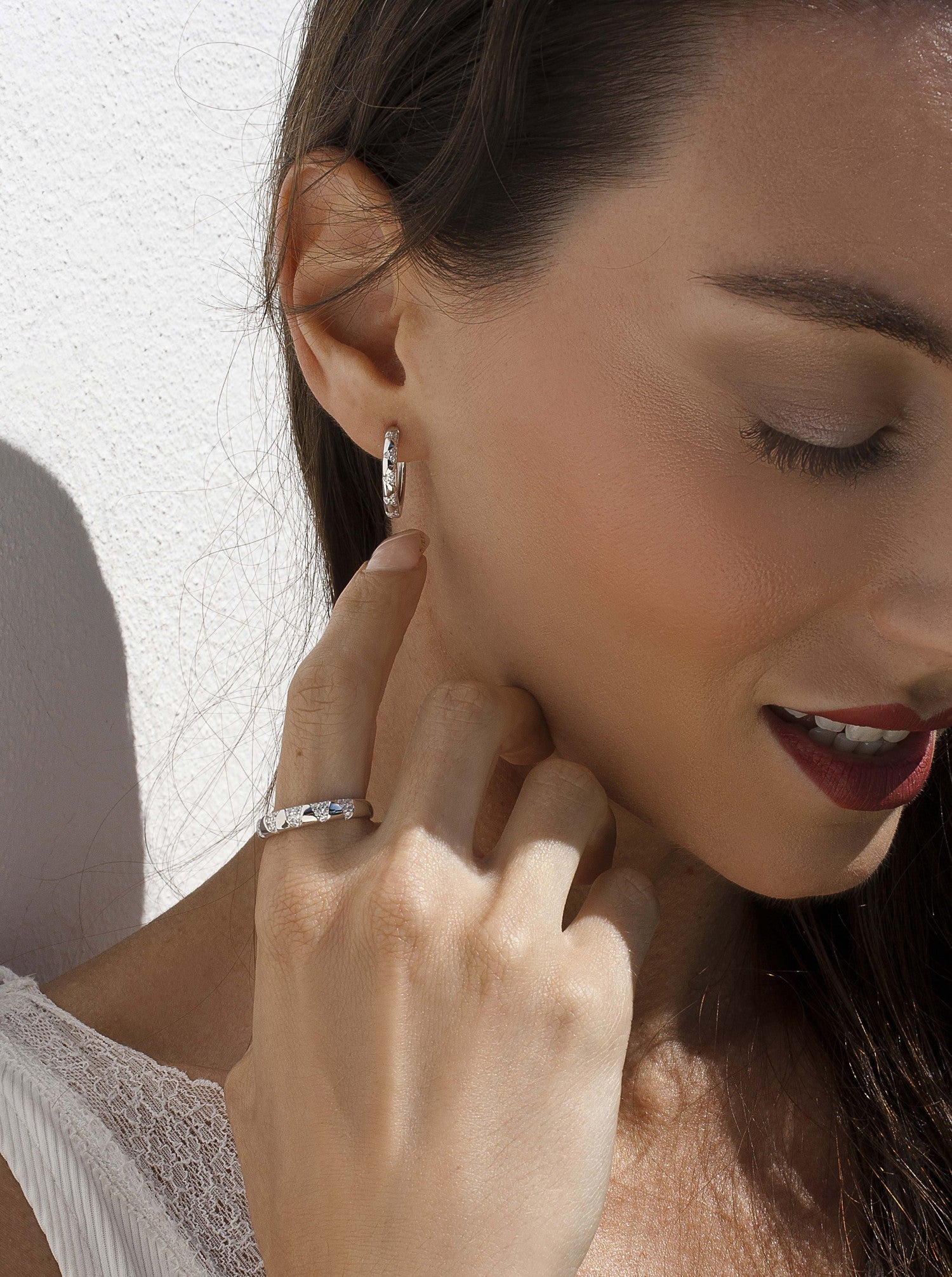 Pendientes aro de plata con diseño triangular con circonitas