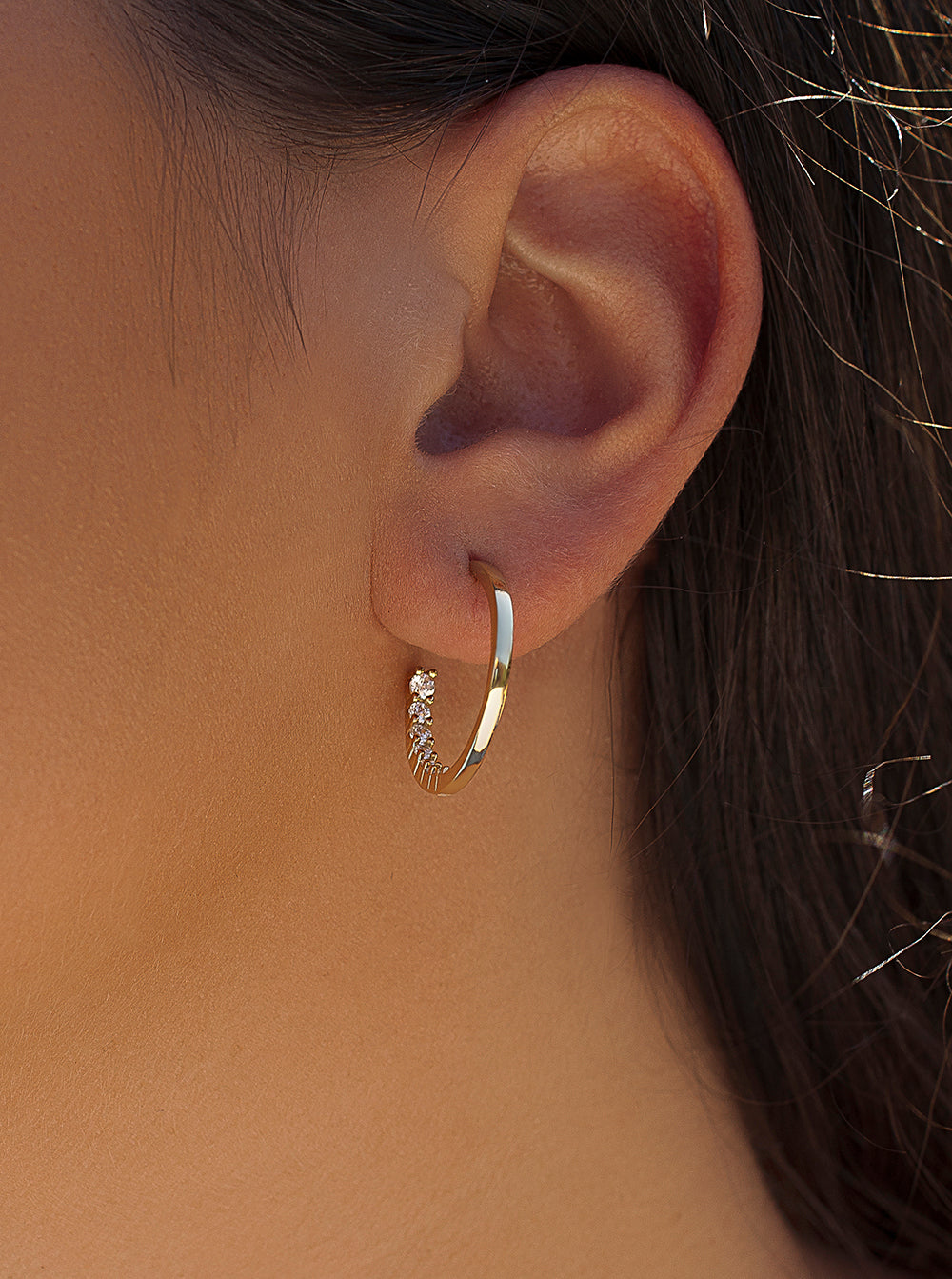 Pendientes aro de plata con silueta interior de circonita blanca-LINEARGENT