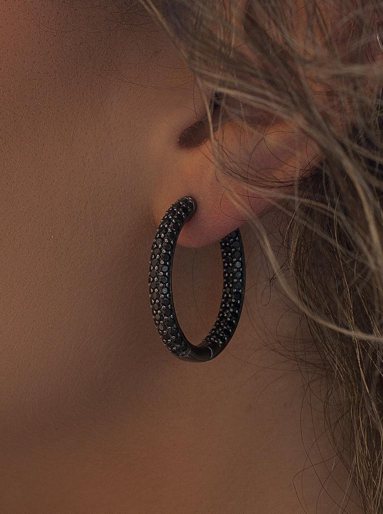 petits  boucles d'oreilles irrégulièresavec  créole de 'argent avec zircons noir